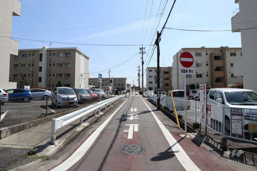 敷地東側の前面道路（北側から）