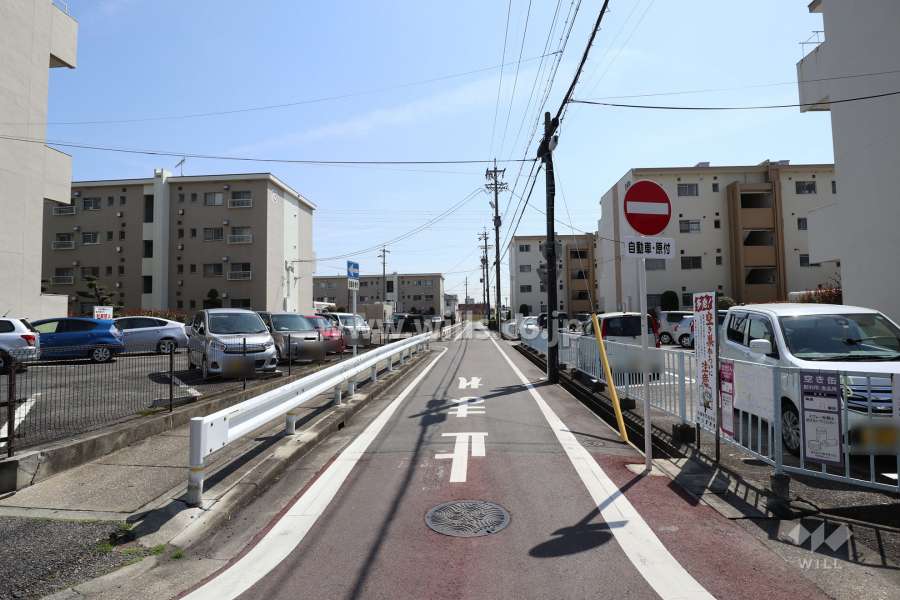 敷地西側の前面道路（北側から）
