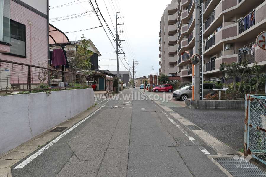 敷地の東側前面道路（北側から）