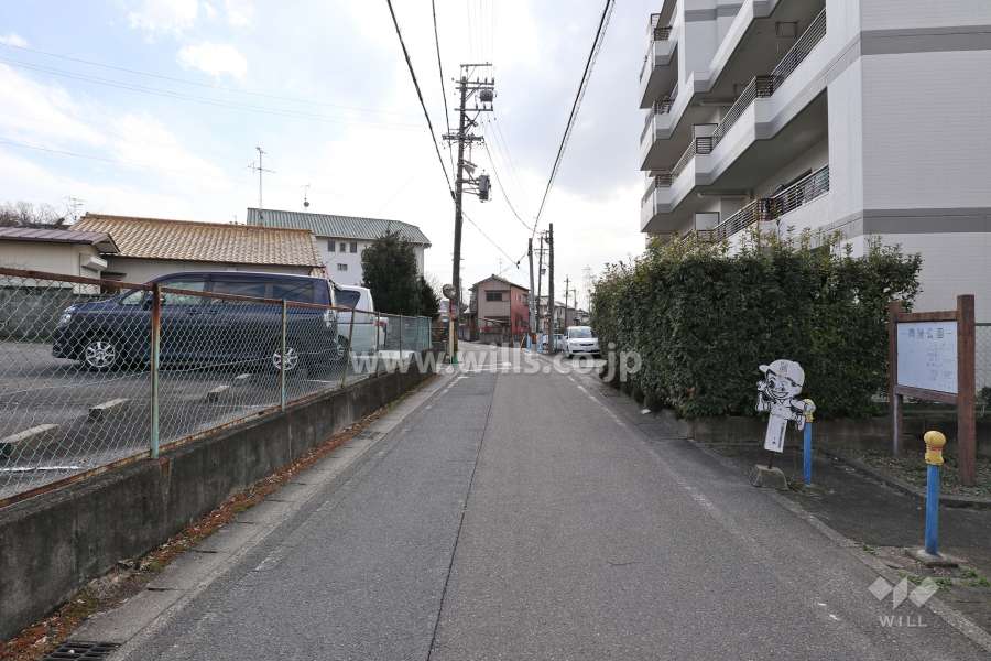 敷地の東側前面道路（北側から）