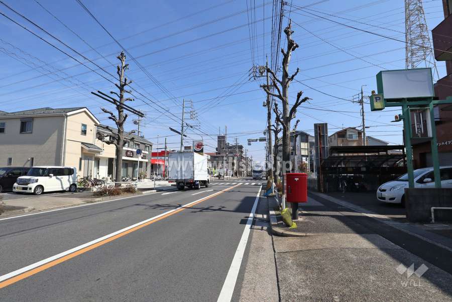 敷地の北側前面道路（西側から）