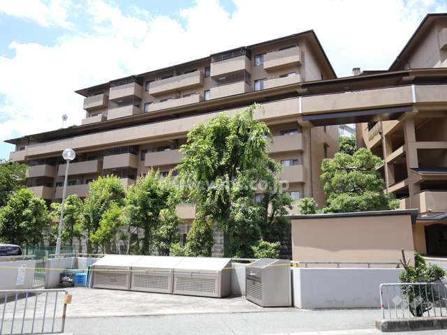 空中廊下設計が特徴の外観