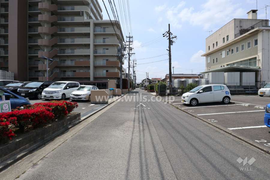 敷地西側の前面道路（北側から）
