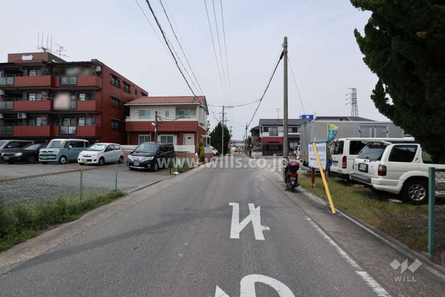 敷地東側の前面道路。区画の整った街路です。