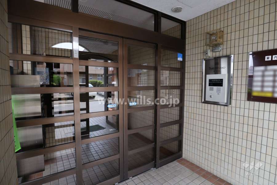 エントランスはオートロック付きです。