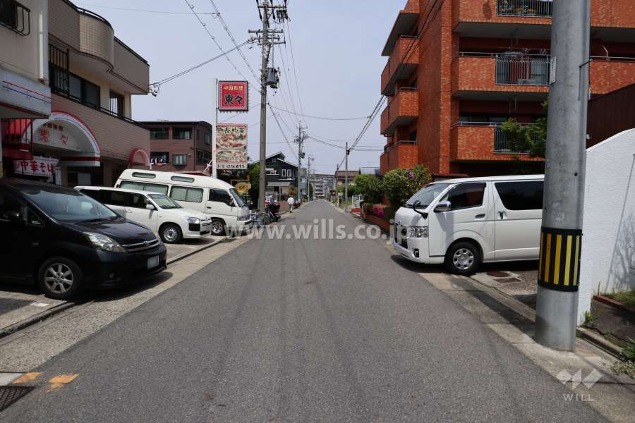 敷地西側の前面道路