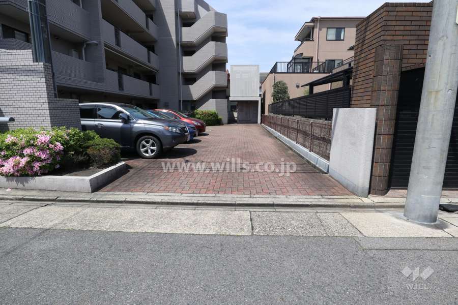 駐車場出入り口