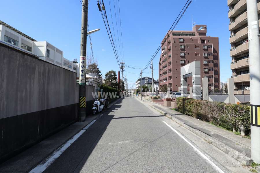 敷地南側の前面道路（東側から）