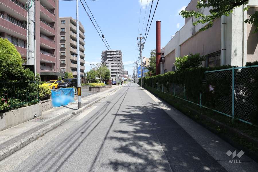 敷地南側の前面道路（東側から）