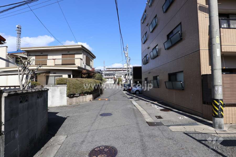 敷地西側の前面道路（南側から）