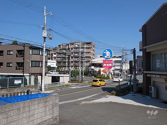 周辺は店舗や住宅などが混在する街です。