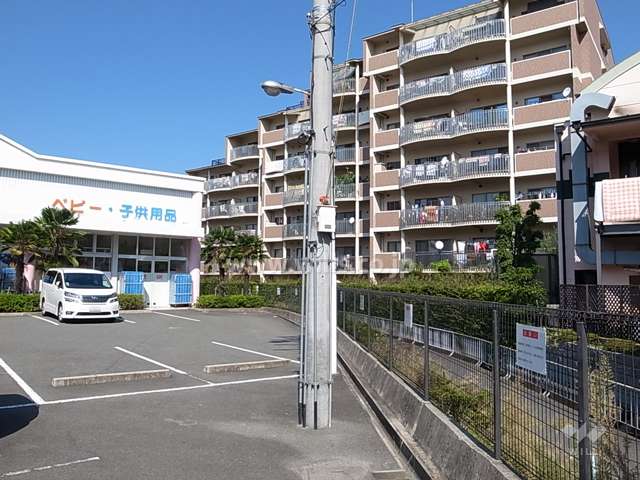 敷地南側には通路が通っています。