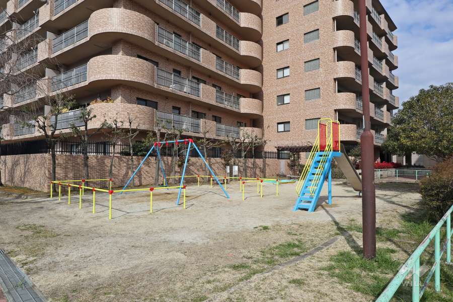 『四軒家公園』が北側にあります。