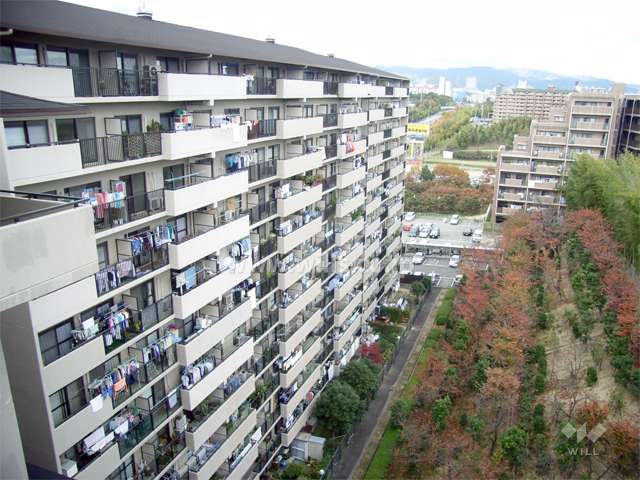 東向きの棟。敷地東側は緑地の斜面になっています。