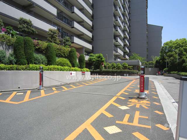 ロボットゲート付きの駐車場入口