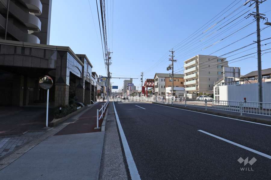 敷地の北側前面道路（東側から）