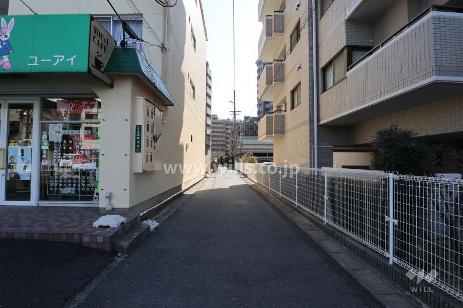 物件の東側前面道路（北側から）
