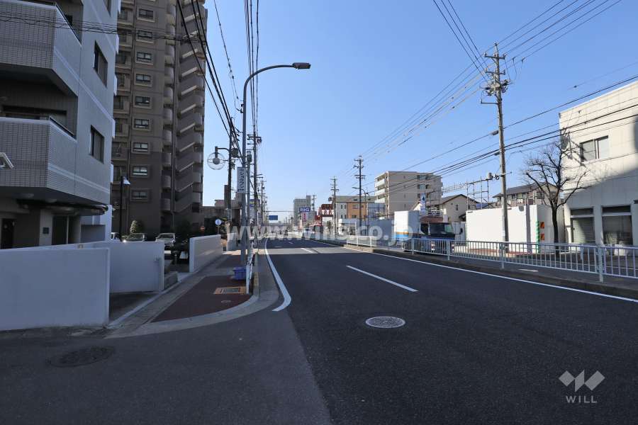 物件の北側前面道路（東側から）