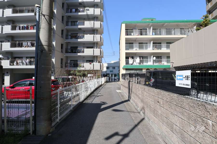 物件の東側前面道路（南側から）