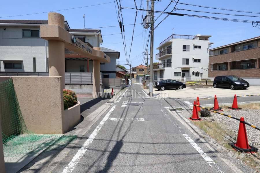敷地北西側の前面道路（南西側から）