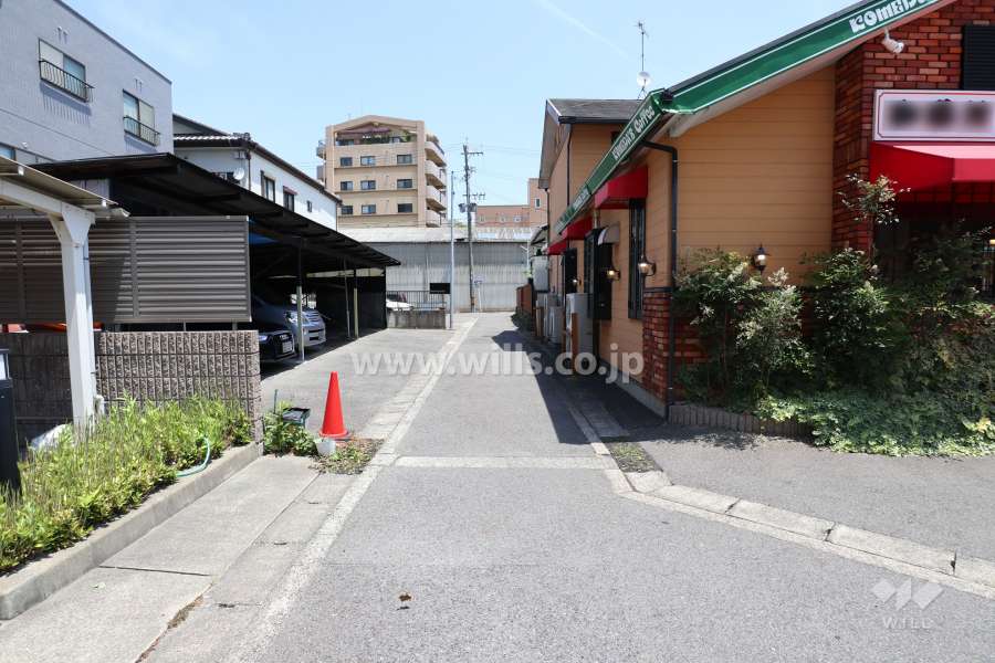 敷地東側の前面道路（南側から）