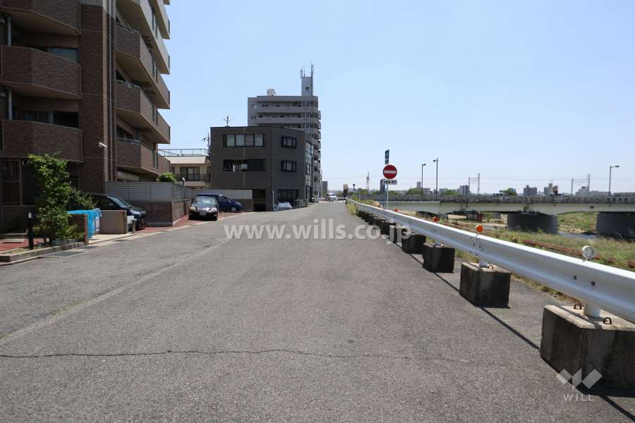 敷地南西側の前面道路（北西側から）