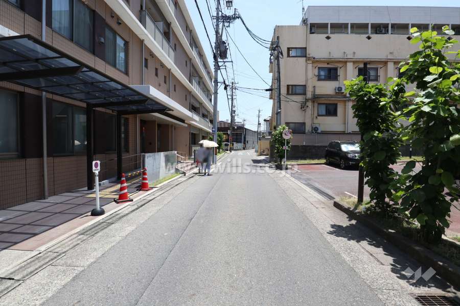 敷地北西側の前面道路（南西側から）
