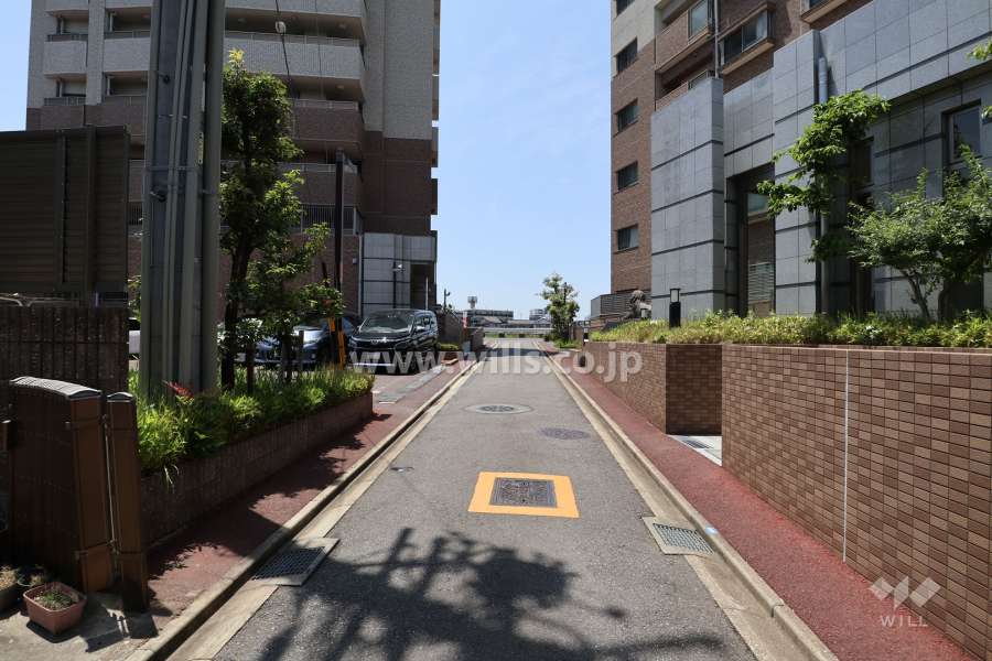 敷地北西側の前面道路（北東側から）