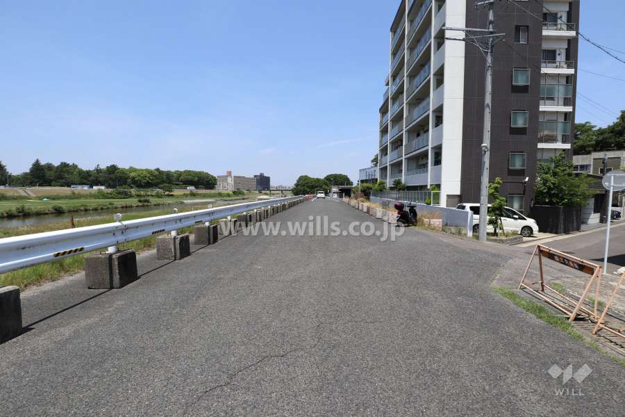 敷地南西側の前面道路（南東側から）