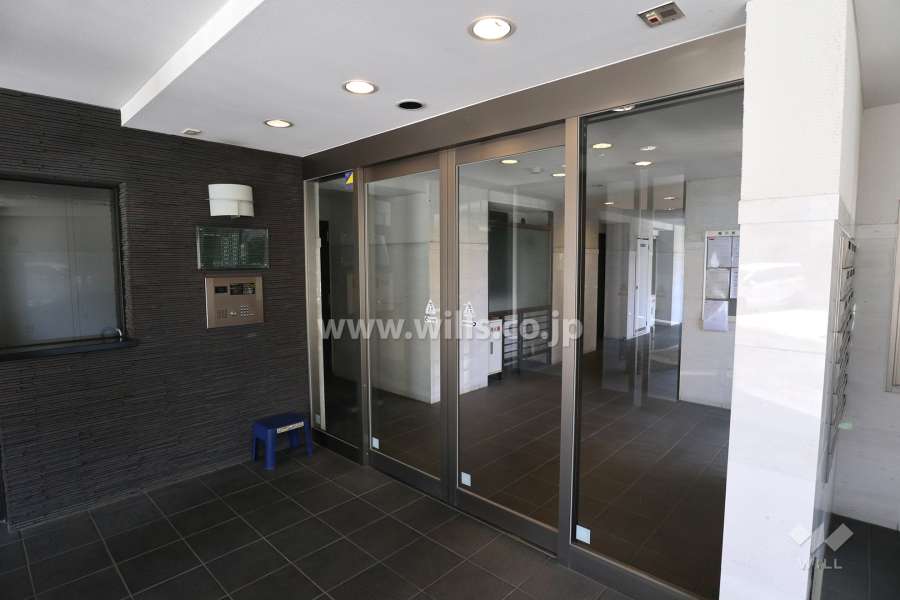 エントランスはオートロック付きです。