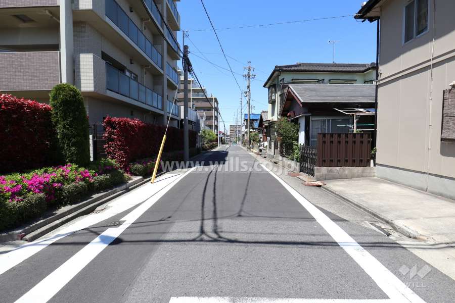 敷地東側の前面道路（南側から）