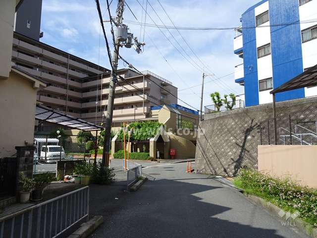 敷地北側の前面道路（東側から）