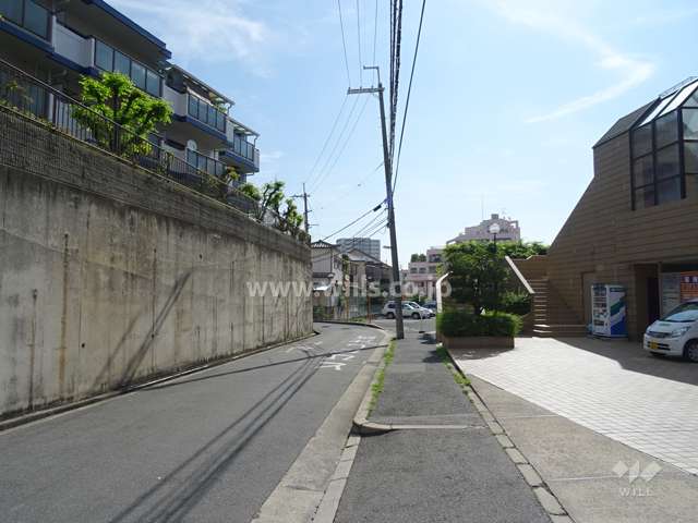 敷地北側の前面道路（西側から）