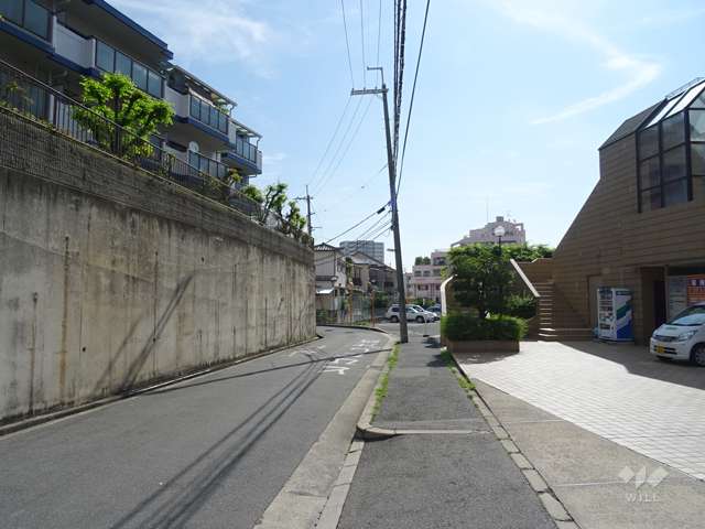 敷地北側の前面道路（西側から）