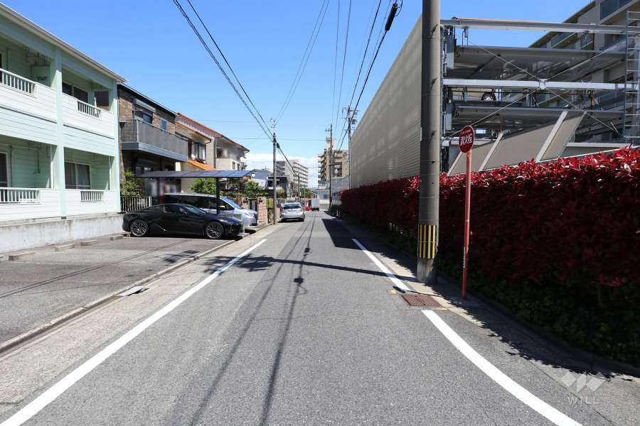 敷地北側の前面道路（西側から）