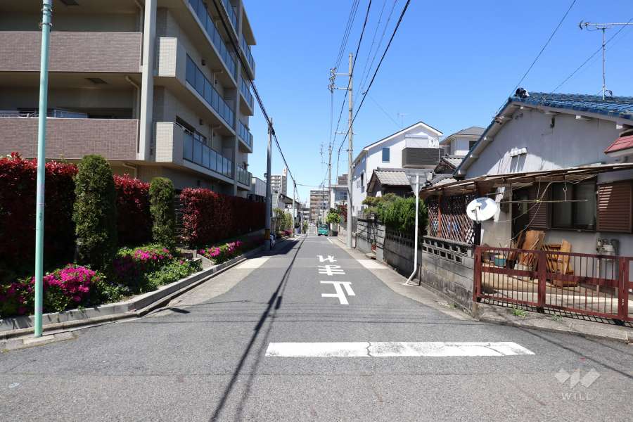 敷地東側の前面道路（南側から）
