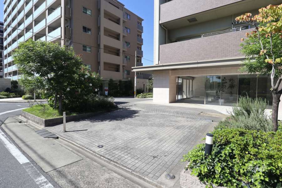 南側エントランスアプローチ