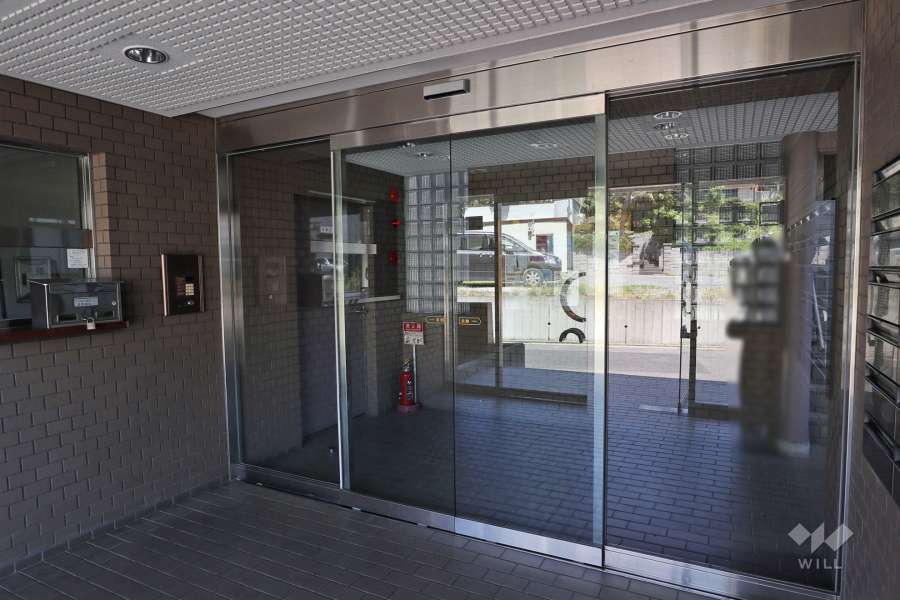 エントランスはオートロック付きです。