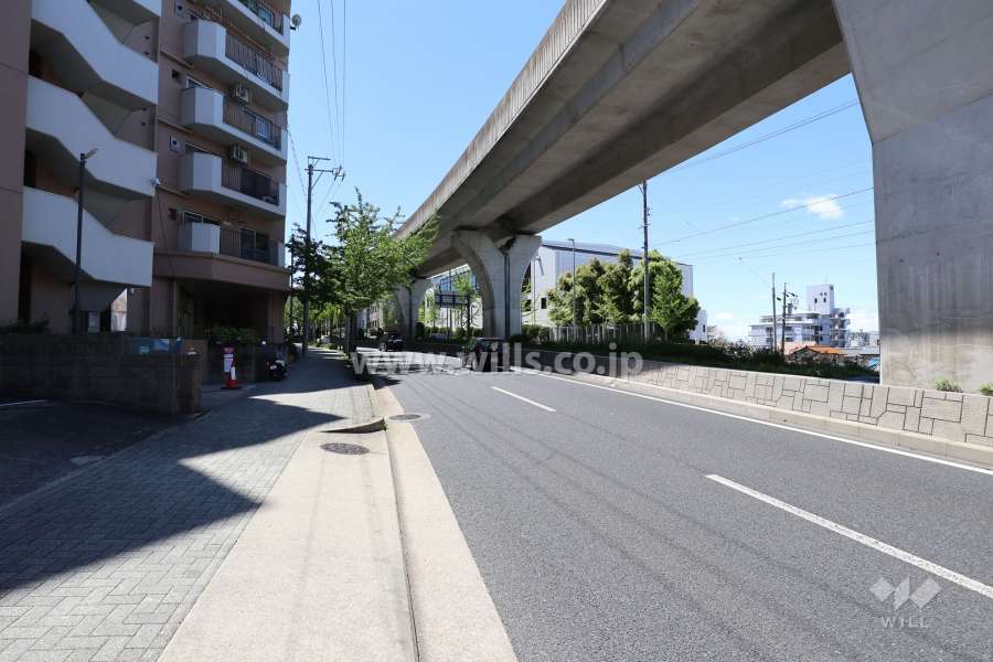 敷地西側の前面道路（北側から）