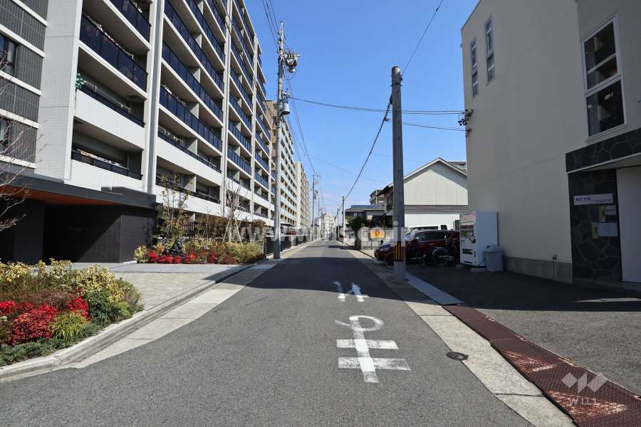 物件の南側前面道路（西側から）