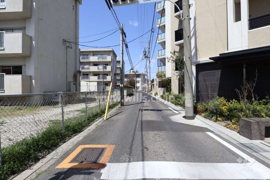 敷地東側の前面道路（南側から）