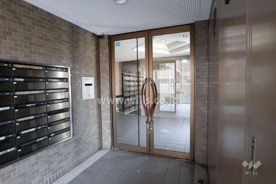 エントランスはオートロック付きです。