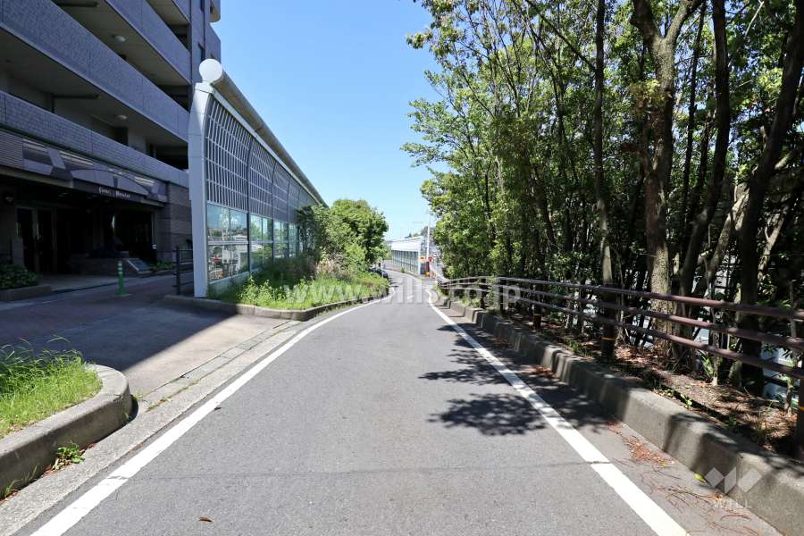 敷地北東側の前面道路。名古屋第二環状自動車道につながっています。