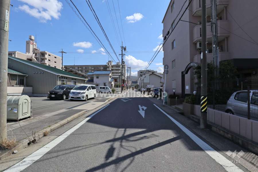 敷地東側の前面道路（北側から）