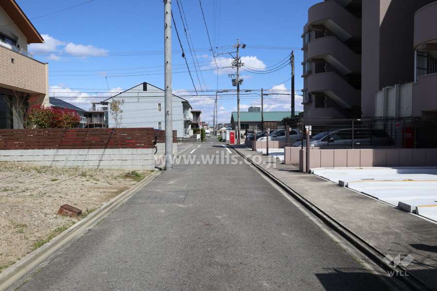敷地北側の前面道路（西側から）