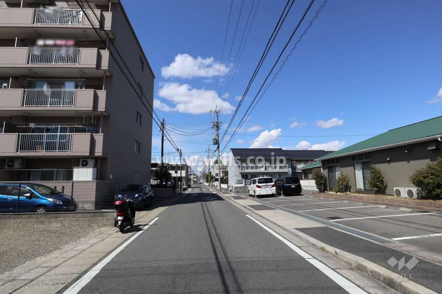 敷地東側の前面道路（南側から）