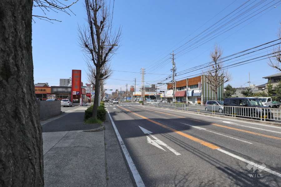 敷地北側の前面道路（東側から）