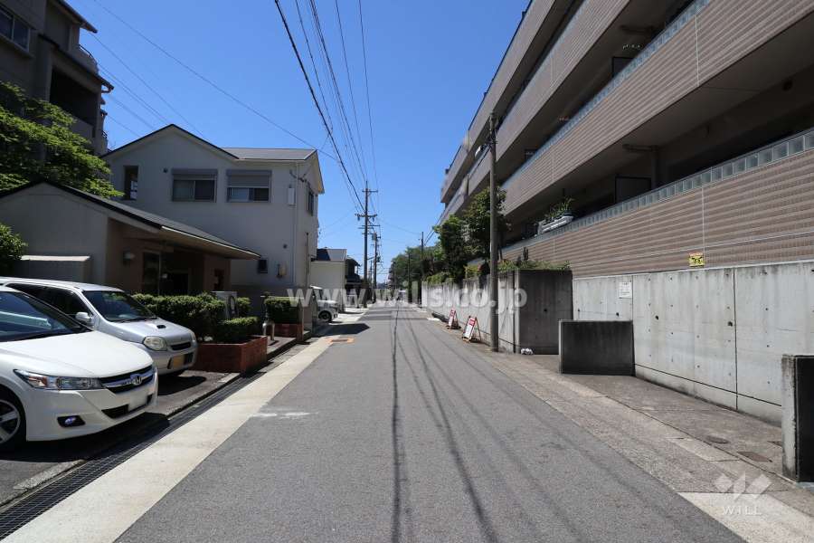 敷地南側の前面道路（東側から）