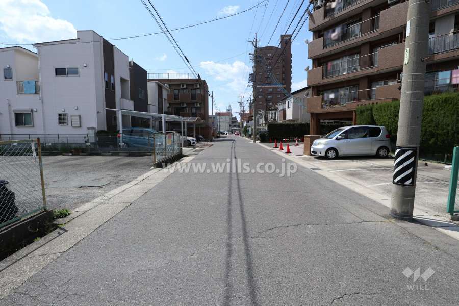 敷地南側の前面道路（東側から）