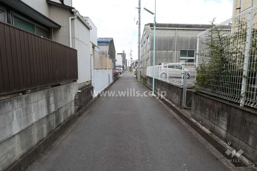 敷地南側の前面道路（西側から）
